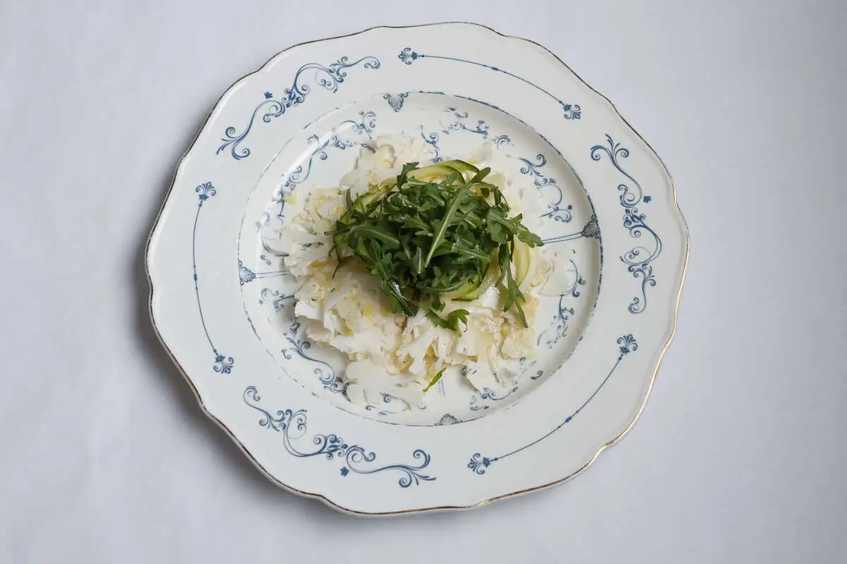 Карпаччо из цветной капусты с трюфельным маслом