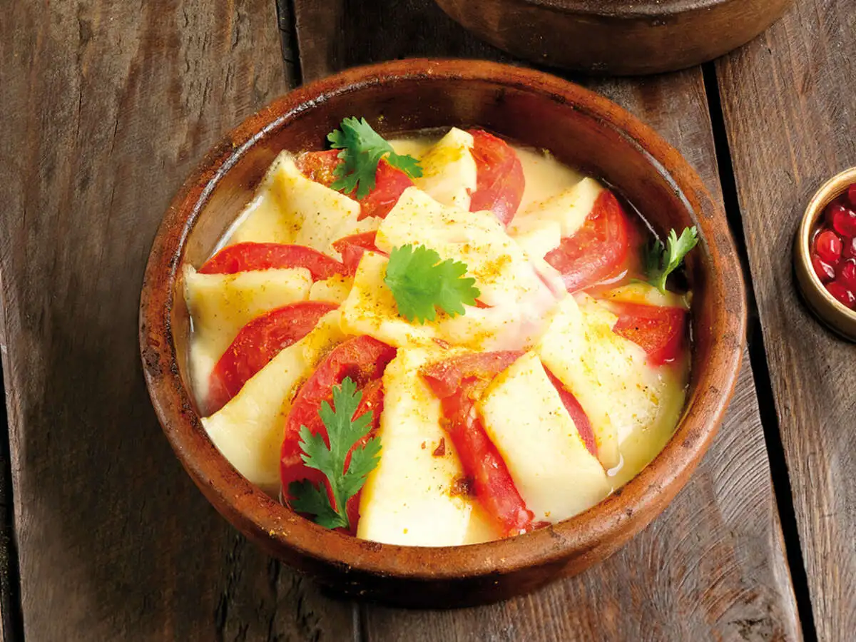 Запеченный сулугуни с помидорами на кеци