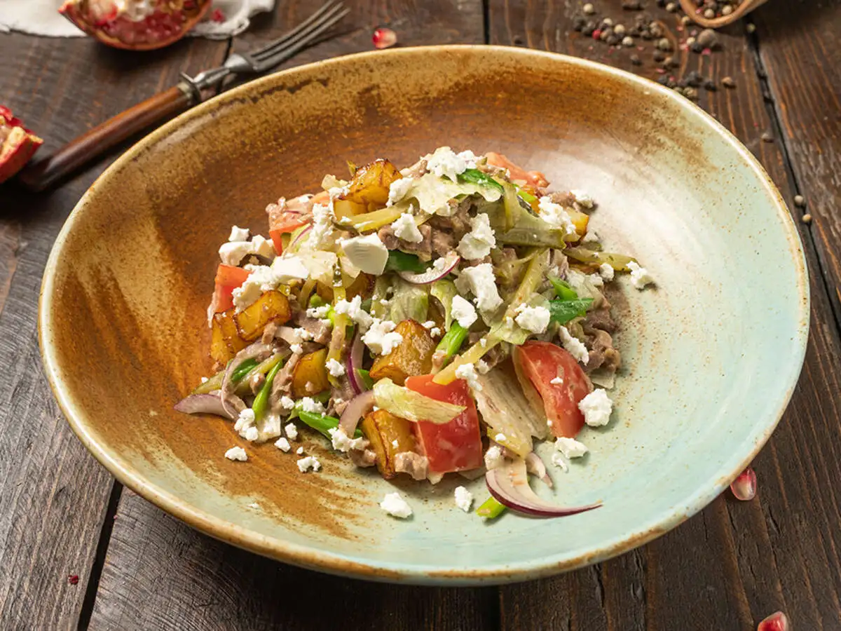 Салат под соусом аджика