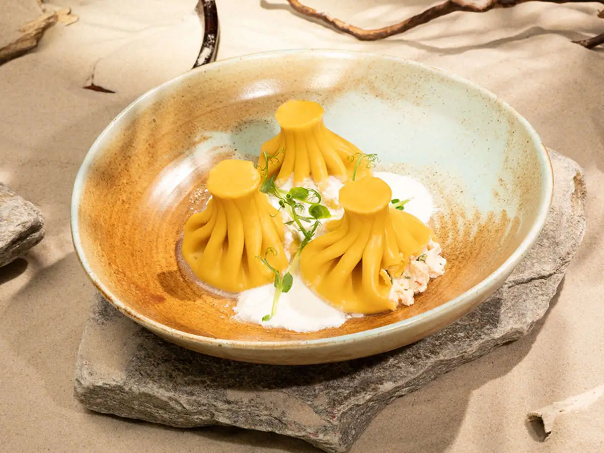 Хинкали на морковном фреше с лососем