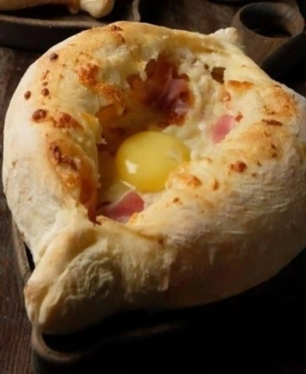 Хачапури по-аджарски с беконом