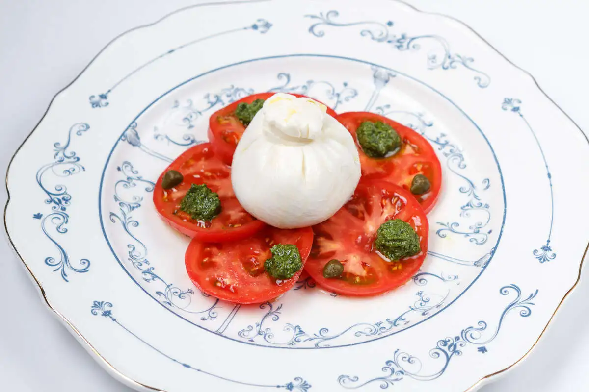 Буррата с помидорами