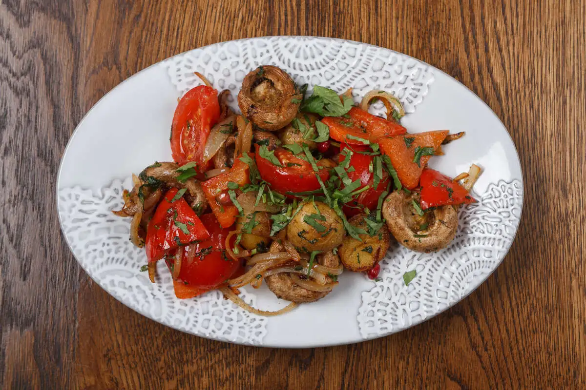 Легкий оджахури - картошка с томатами, луком и грибами