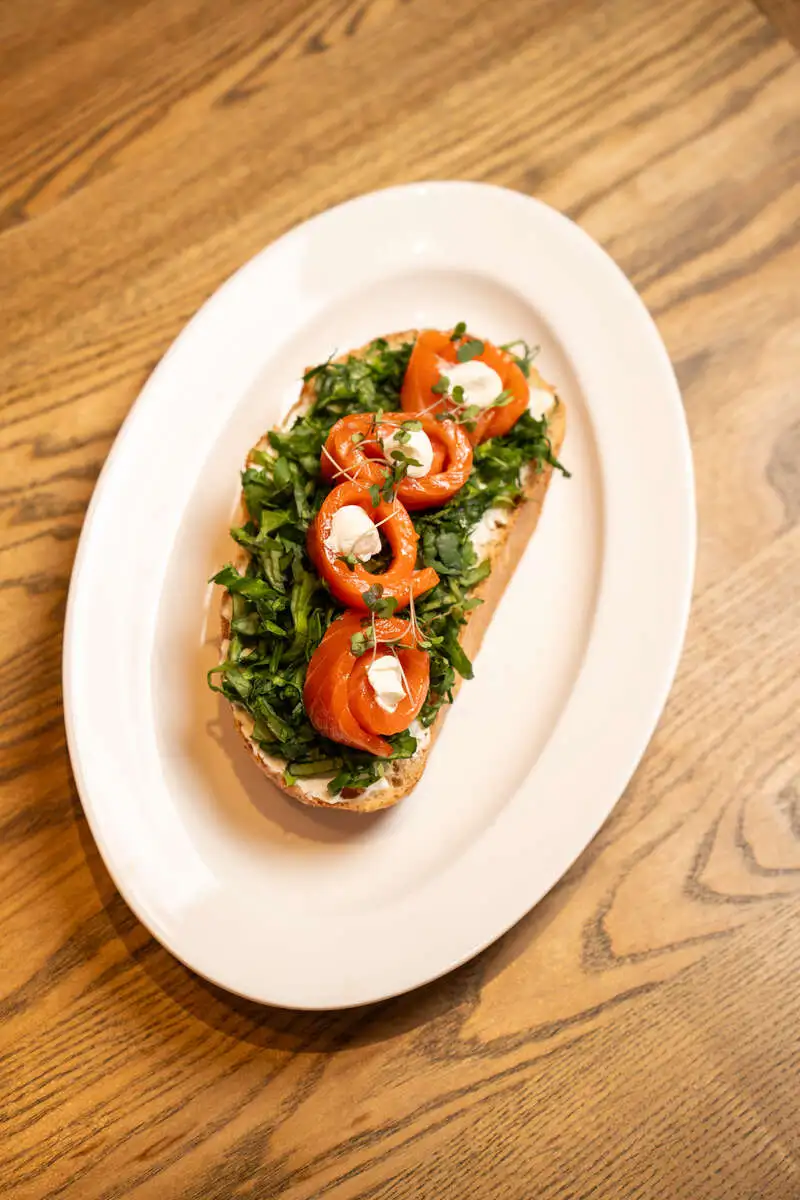 Брускетта с лососем