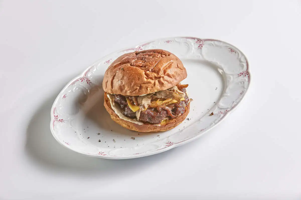 Бургер с трюфелем и белыми грибами