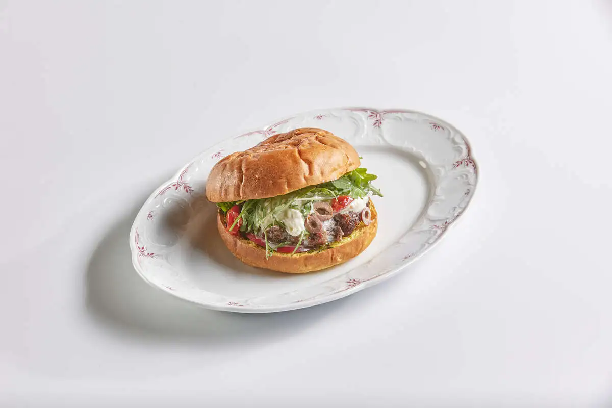 Бургер Итальянский с сыром страчателла и вялеными томатами