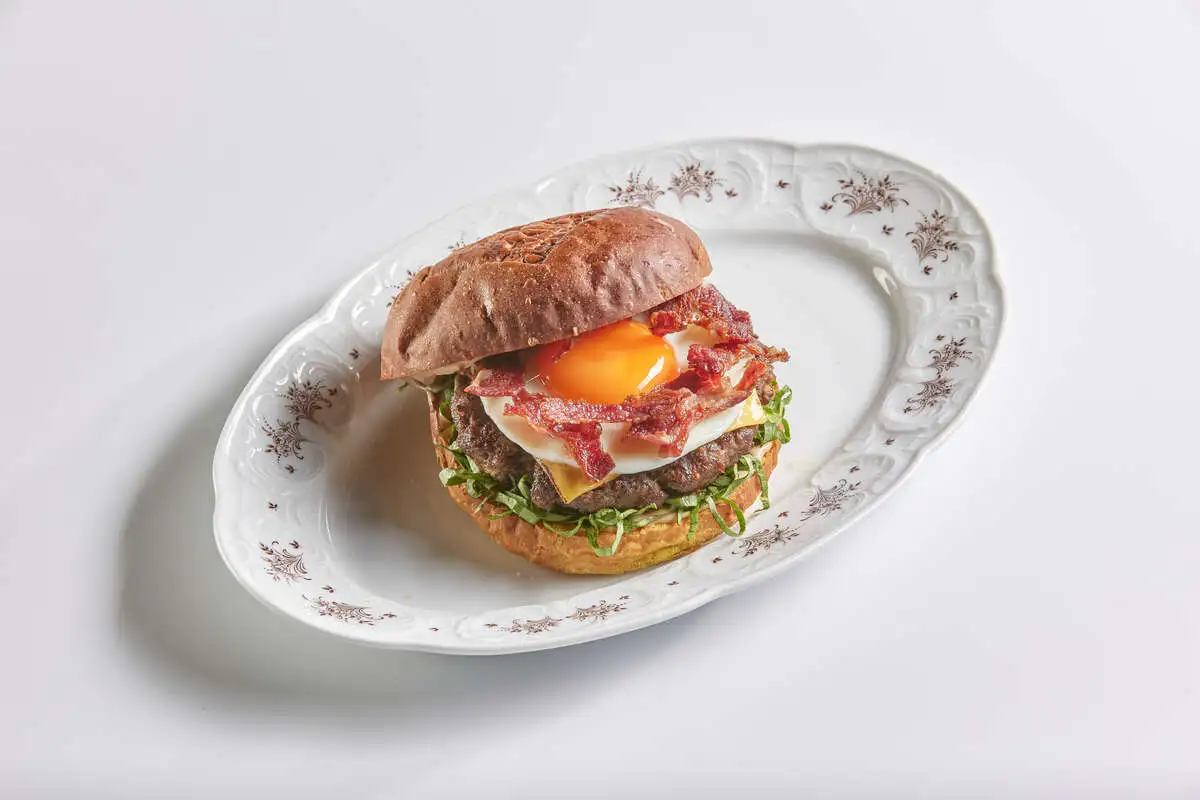 Бургер фермерский с говяжьим беконом и яйцом