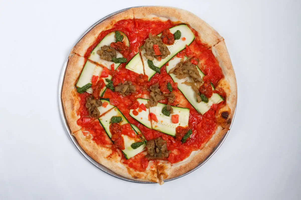 Овощная пицца: баклажаны, цуккини, свежие томаты, песто, путанеска