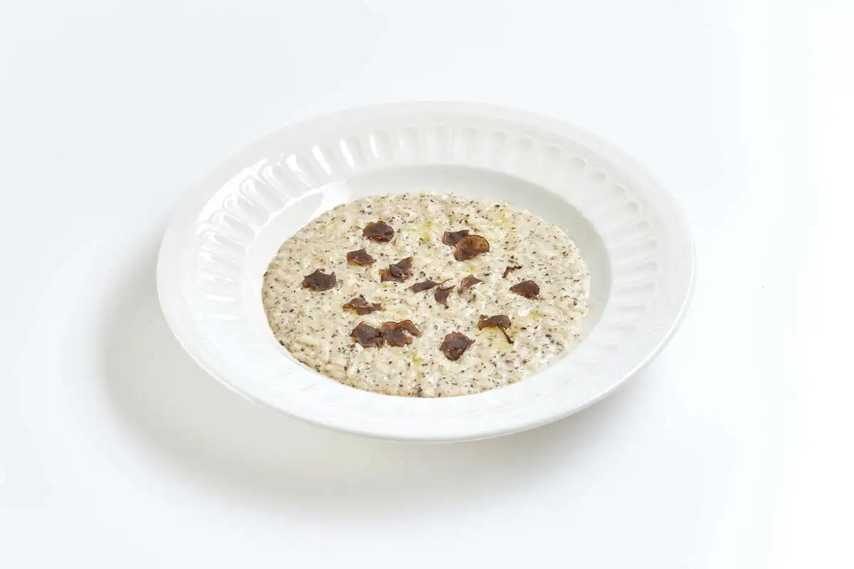 Ризотто с трюфельным соусом в сырной голове Грана Падано