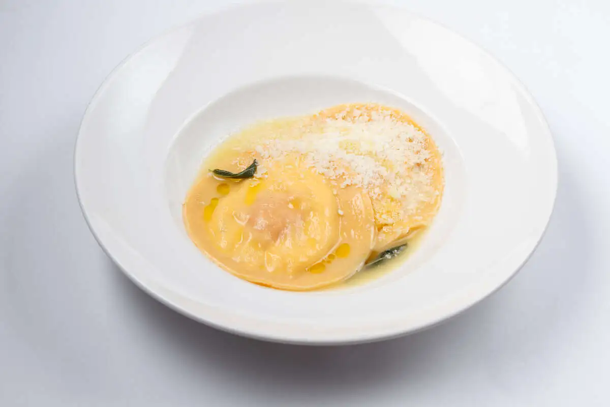 Пара больших равиоли с яйцом, шалфеем и рикоттой