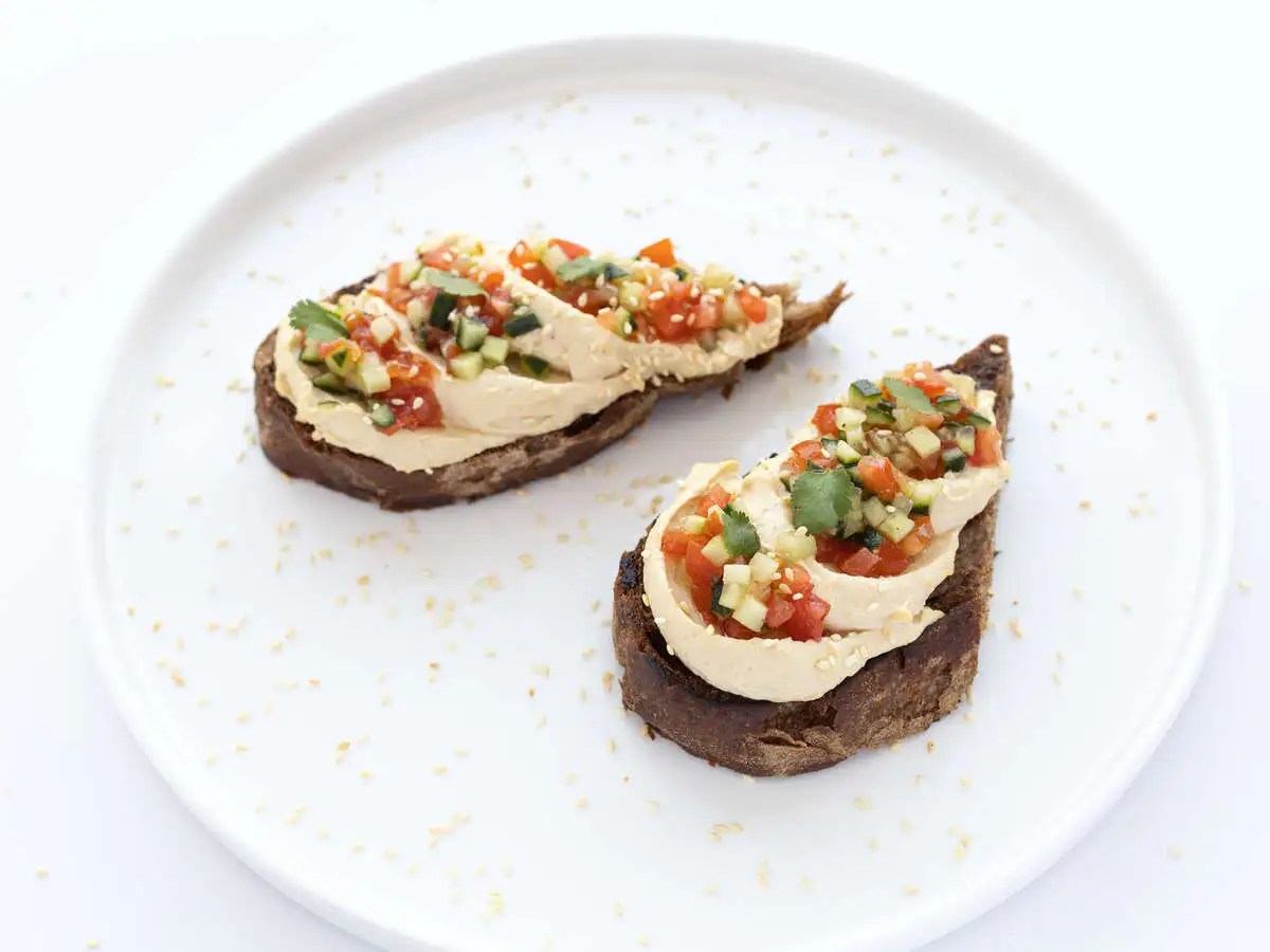 Тост с хумусом и овощным табуле