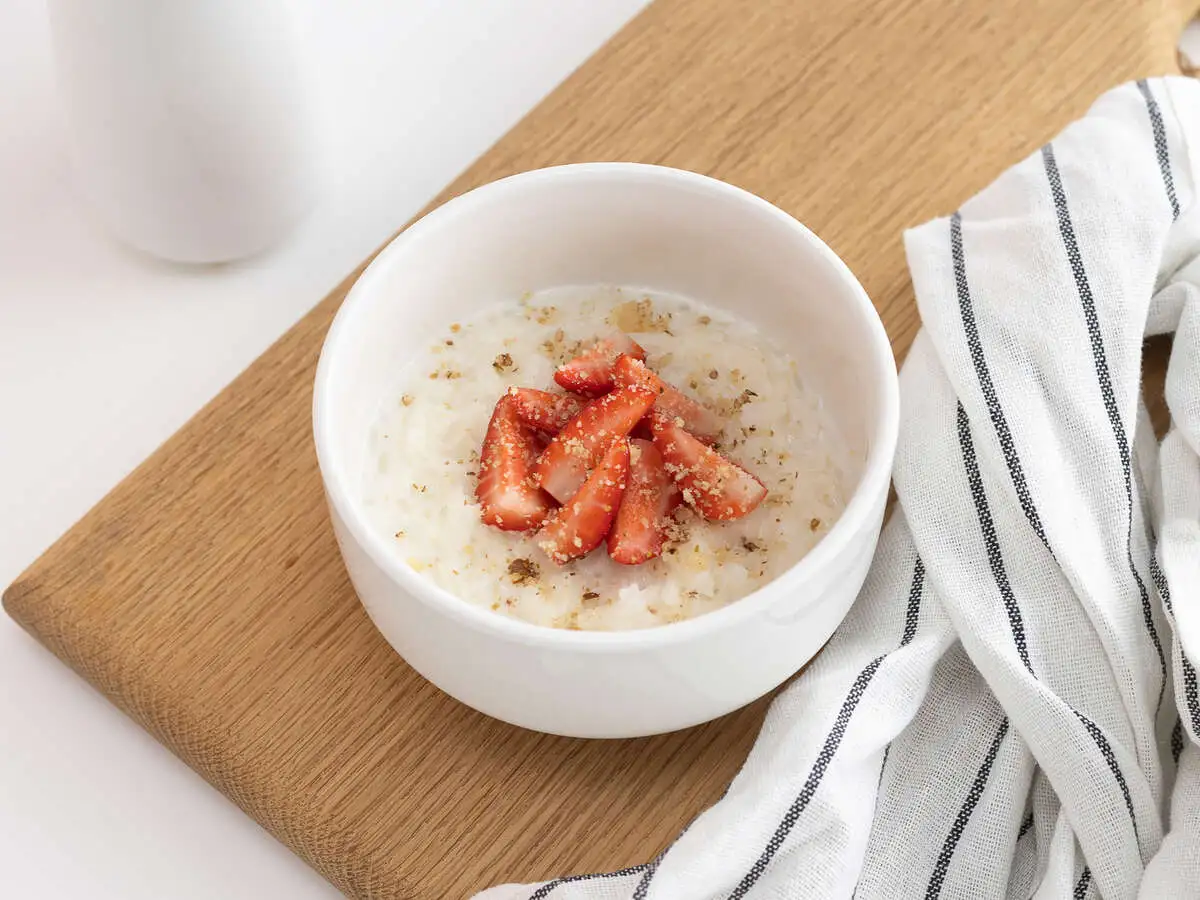 Рисовая каша с клубникой