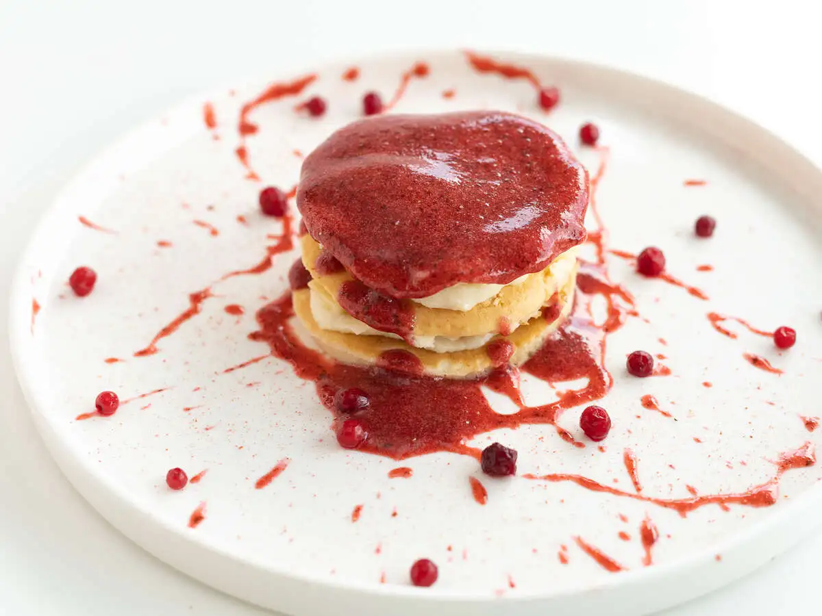 Панкейки с ягодным соусом