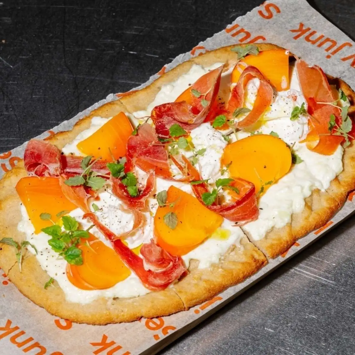 Кето-пицца со страчателлой, хурмой и хамоном