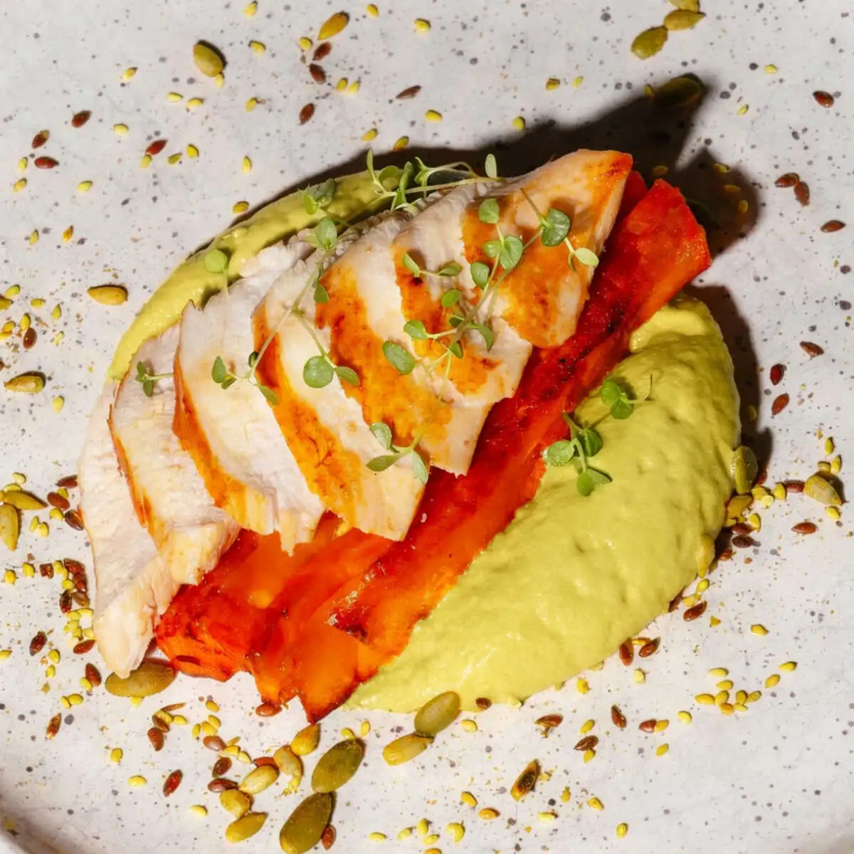 Фермерская куриная грудка с запеченным бататом и муссом из зеленого карри