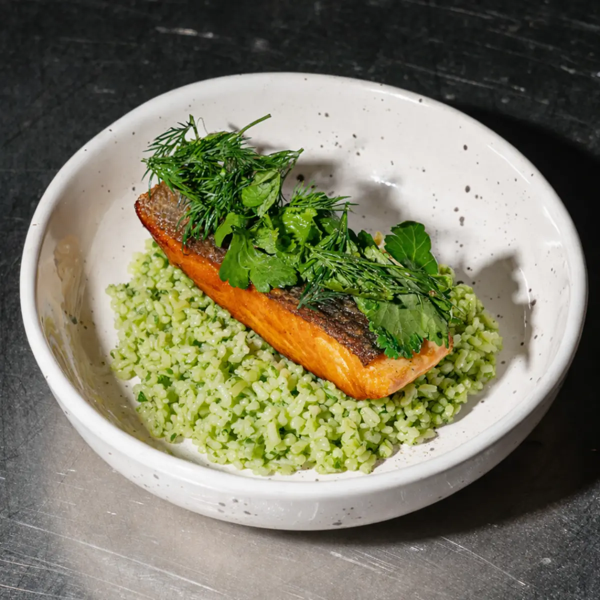 Стейк из лосося с диким рисом и песто