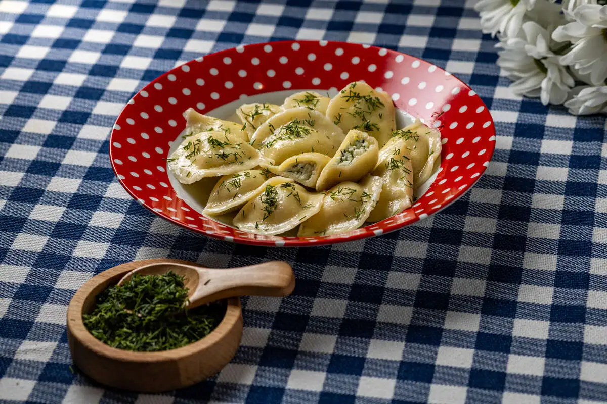 Вареники с соленым творогом и укропом