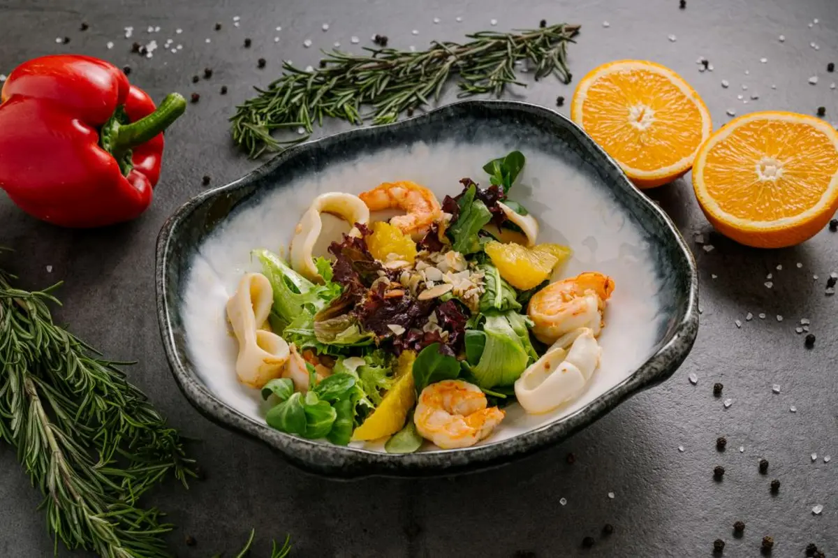 ТЕПЛЫЙ САЛАТ С МОРЕПРОДУКТАМИ