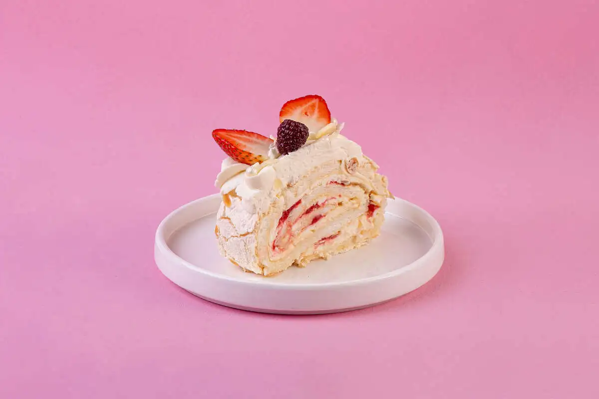 Меренговый рулет с клубникой 