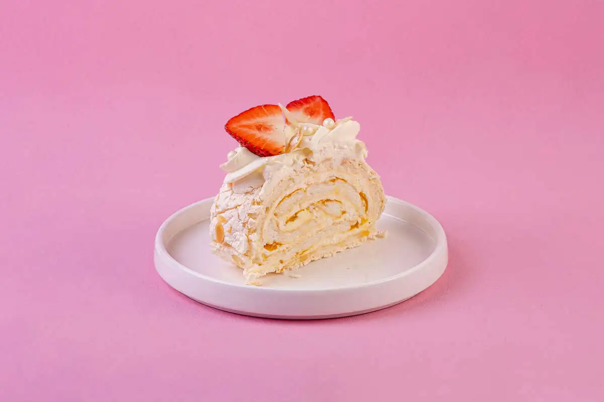 Меренговый рулет манго-маракуйя 