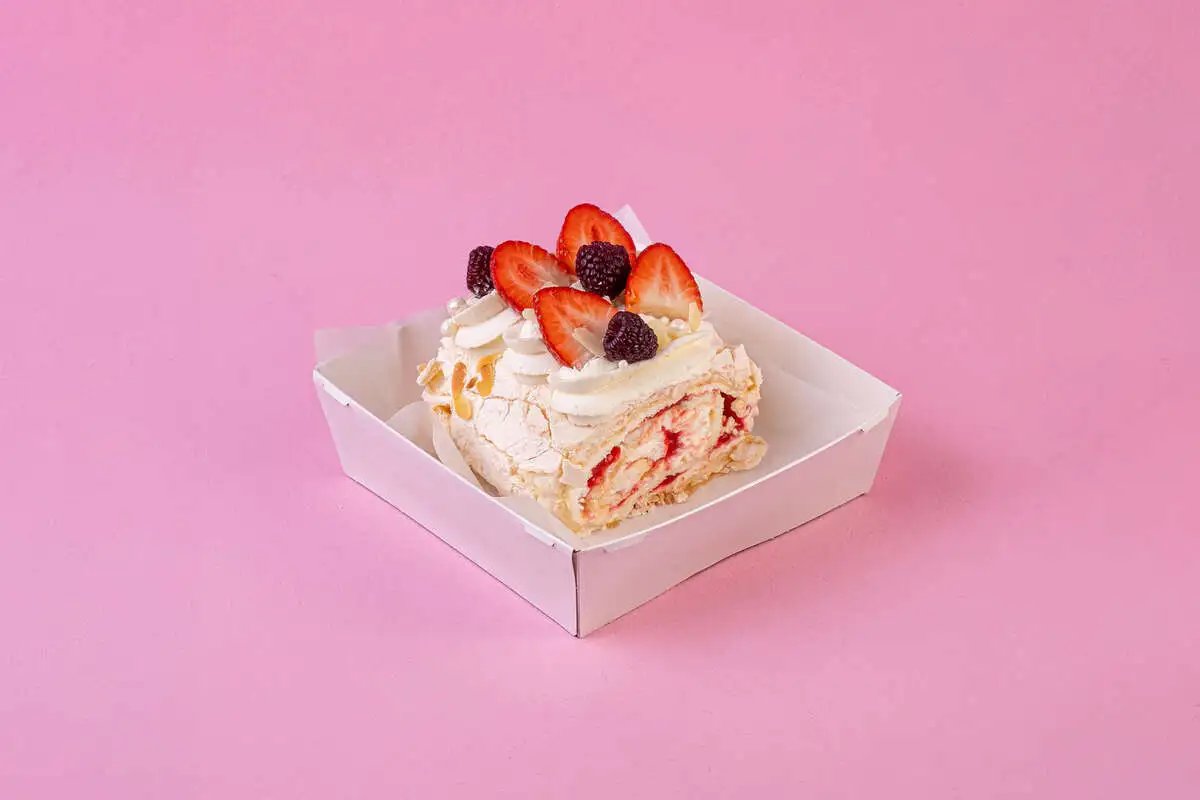 Меренговый рулет с клубникой 