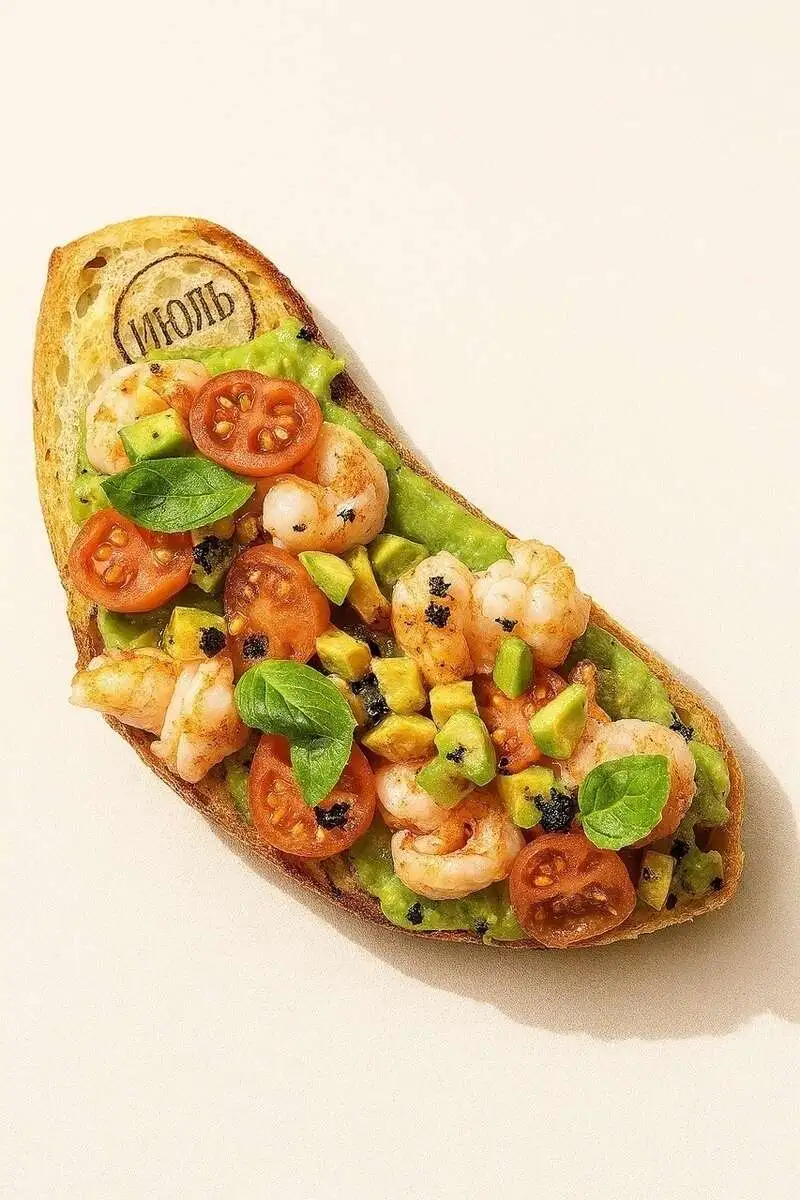 Чиабатта с креветками, гуакамоле и томатами