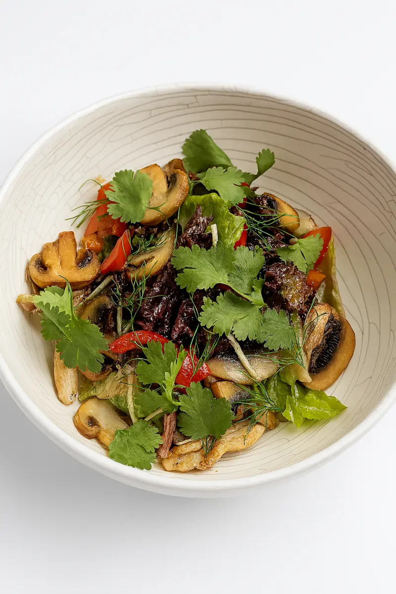 Теплый салат с цыпленком и сельдереем