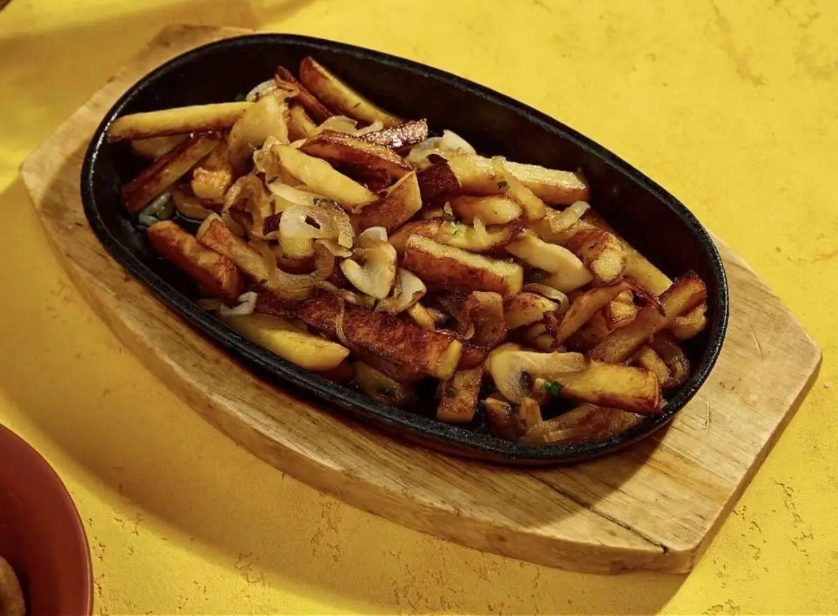 Жареный картофель с грибами и луком