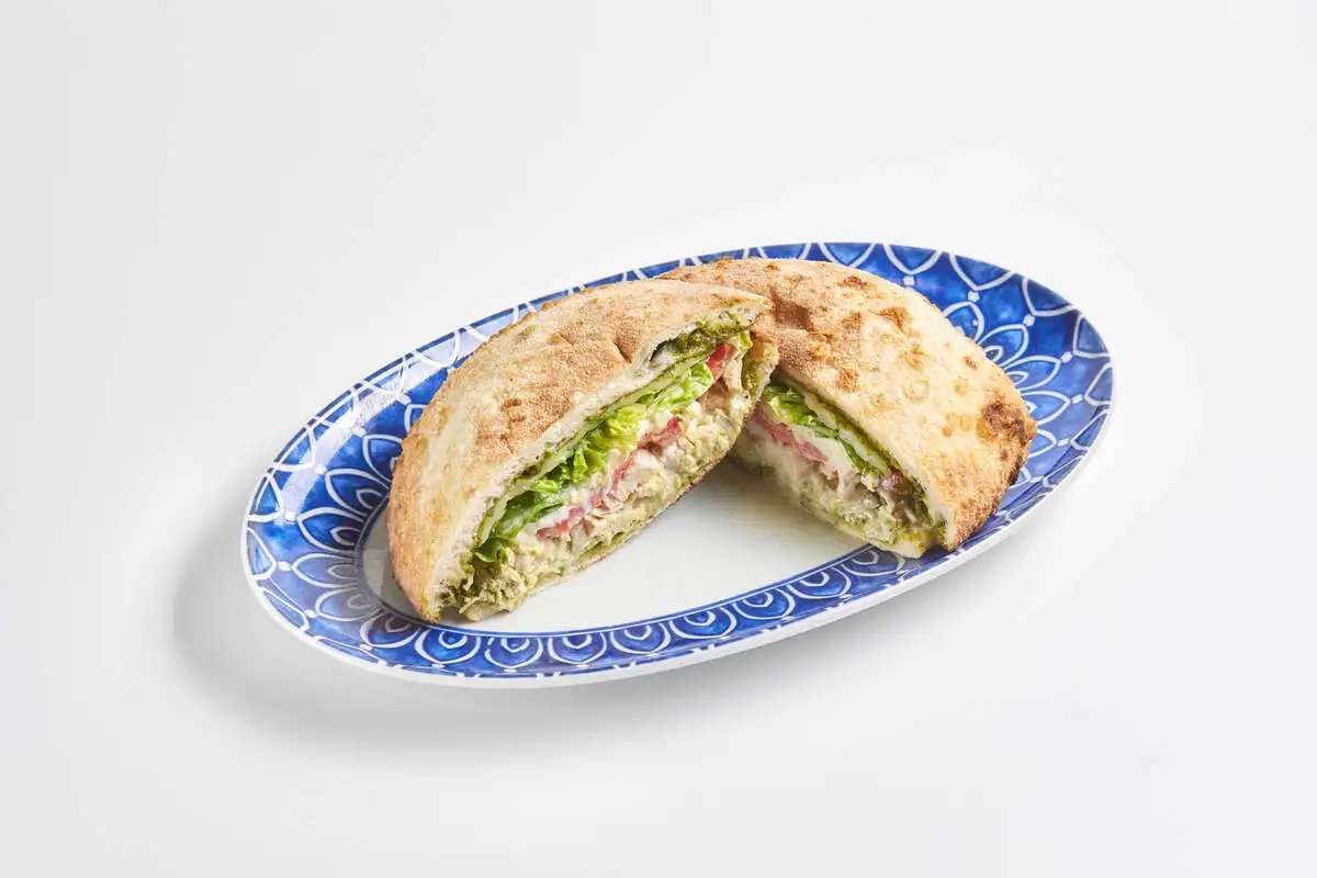 Пучча с куриной грудкой, соусом песто и страчателлой