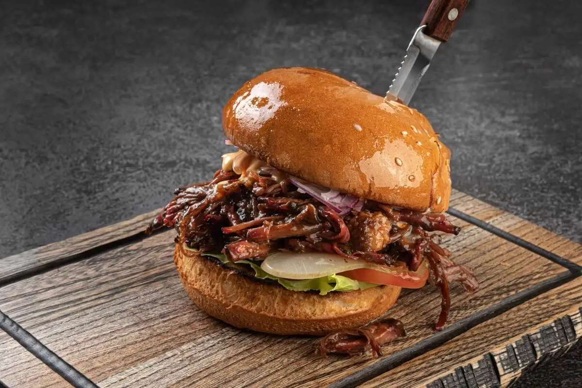 Бургер с рваной свининой