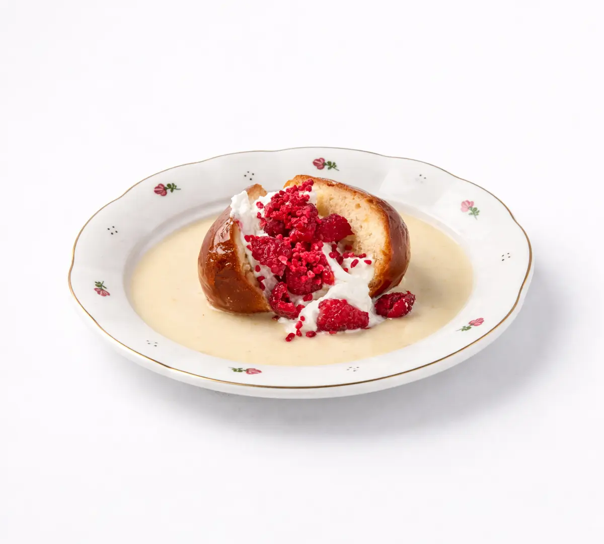 Ромовая баба со сливочным кремом и малиной