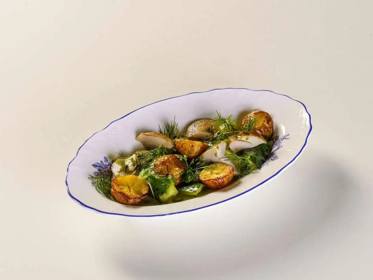 Битые огурцы с лесными грибами и картофелем