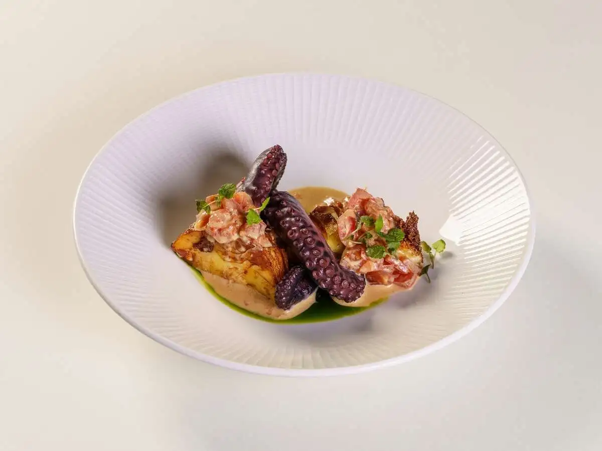 Осьминог с картофельным гратеном