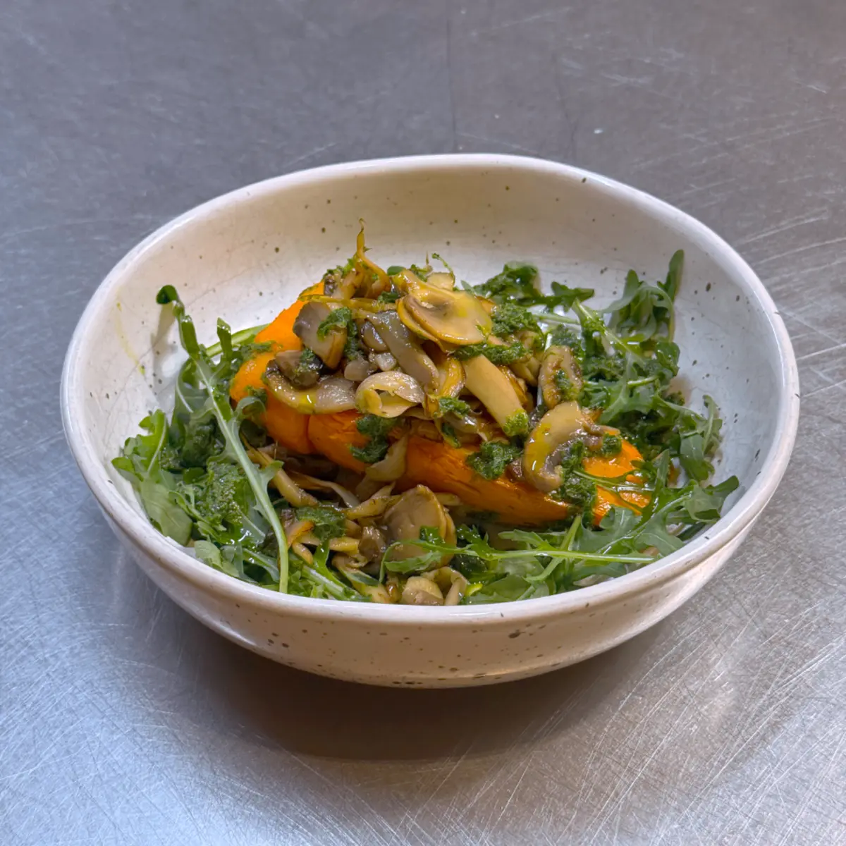 Запеченный батат с песто и грибами