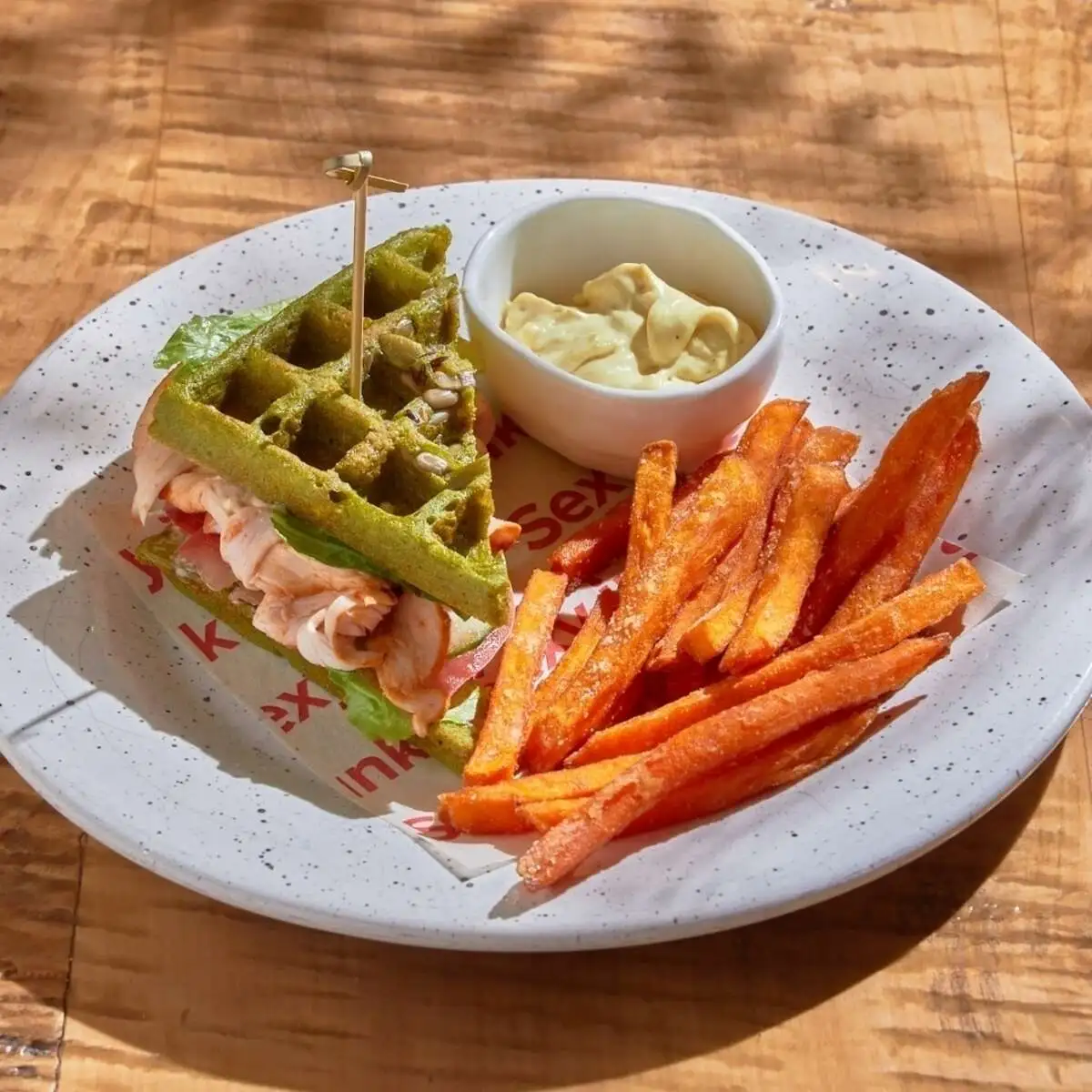 Клаб-сэндвич с индейкой су-вид и бататом фри