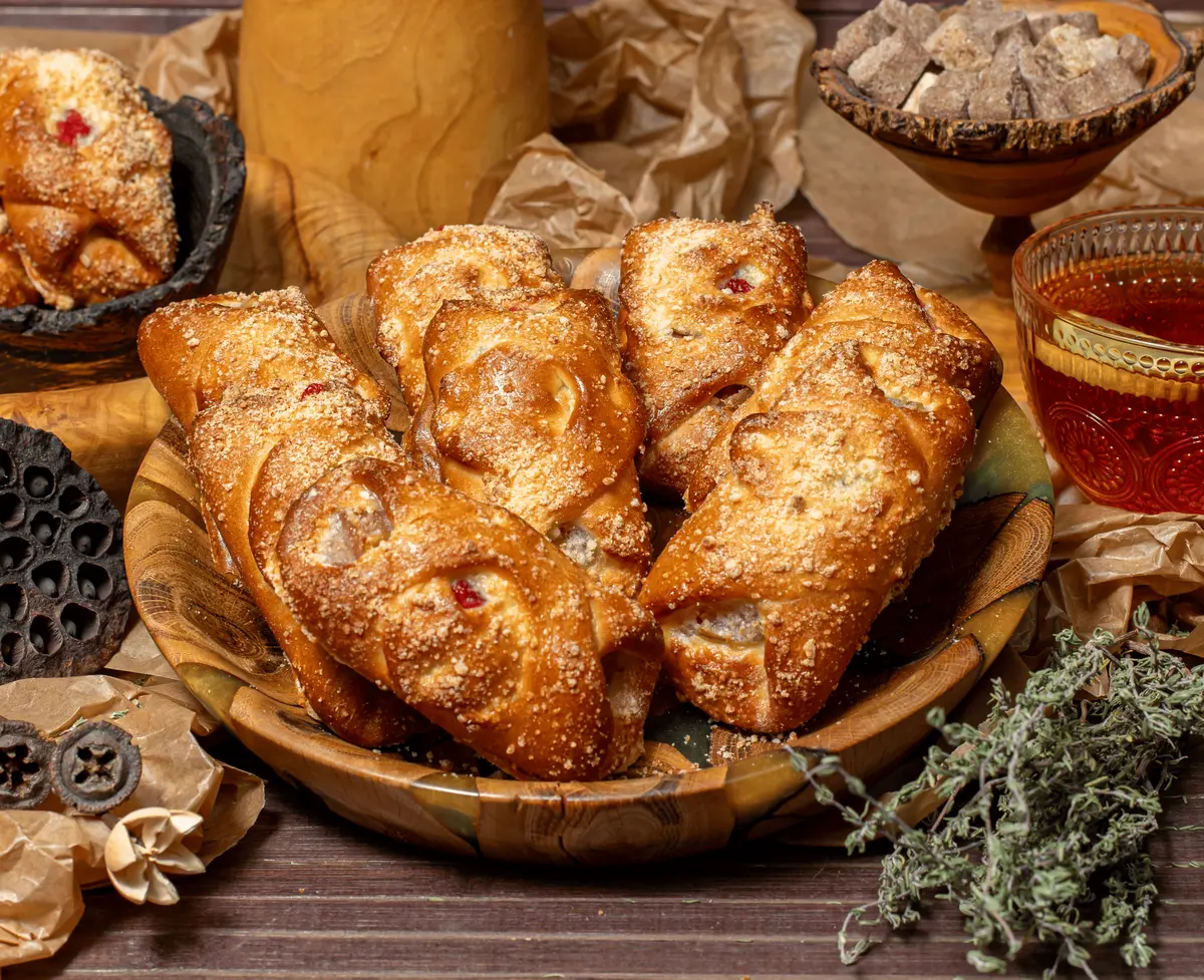 Пирожки с брусникой и яблоками