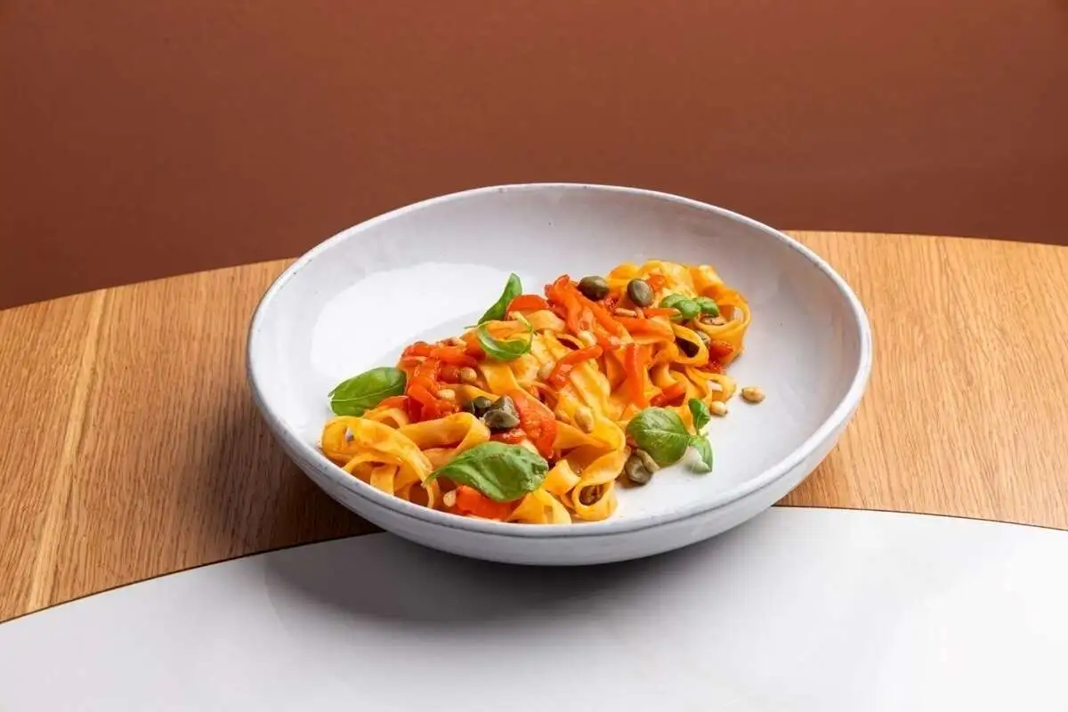 Феттучини с печеным перцем, соусом ромеско и кедровым орехом