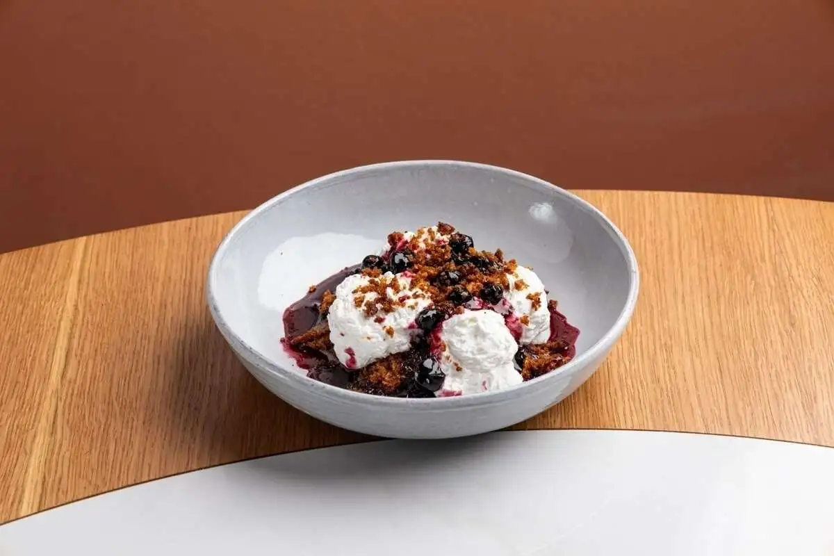 Морковный бисквит, кокосовый крем, черная смородина