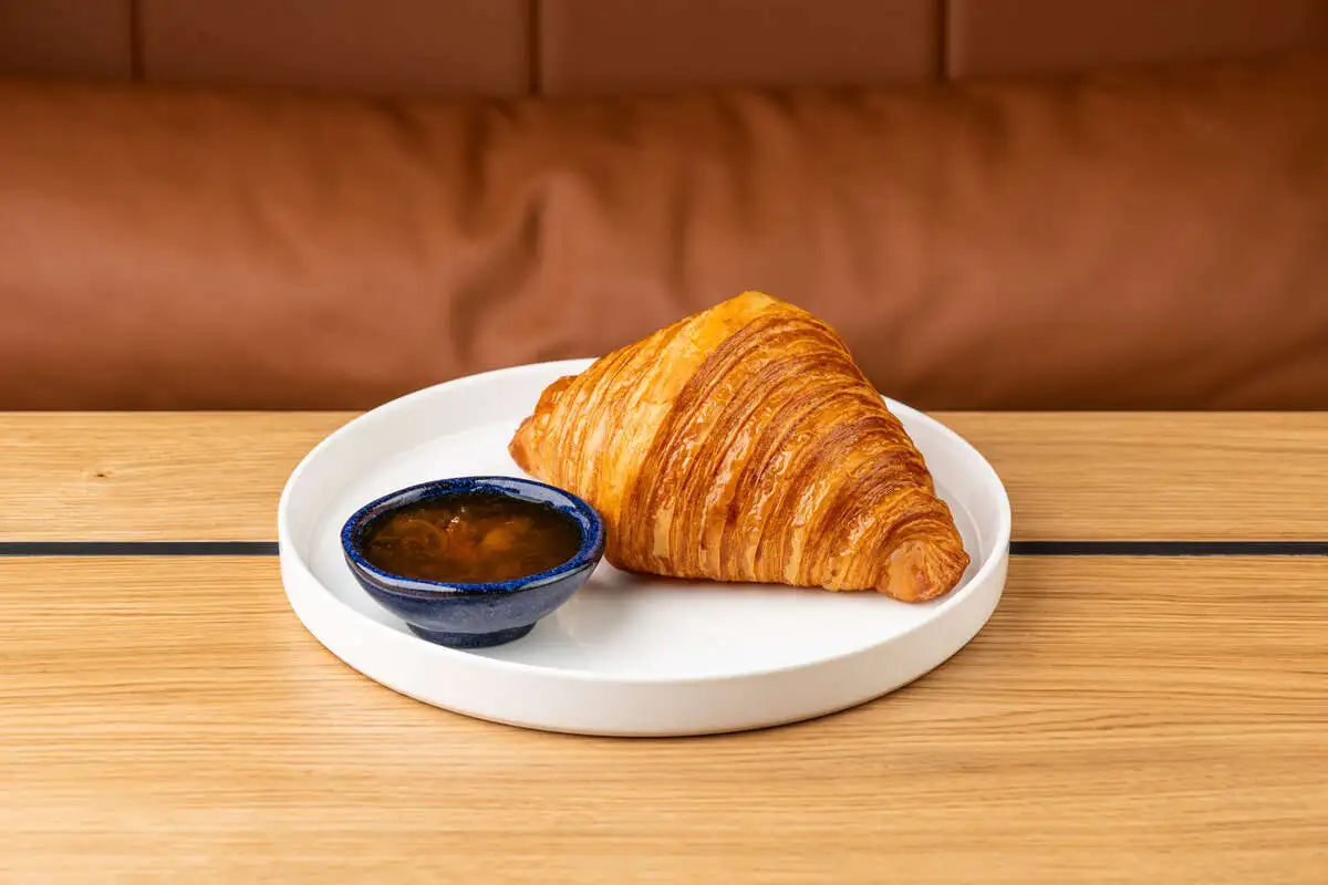 Круассан с абрикосовым джемом