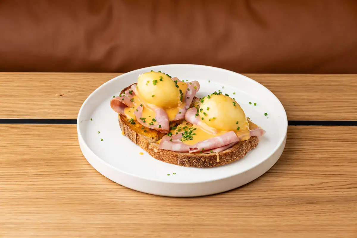 Бенедикт с ветчиной