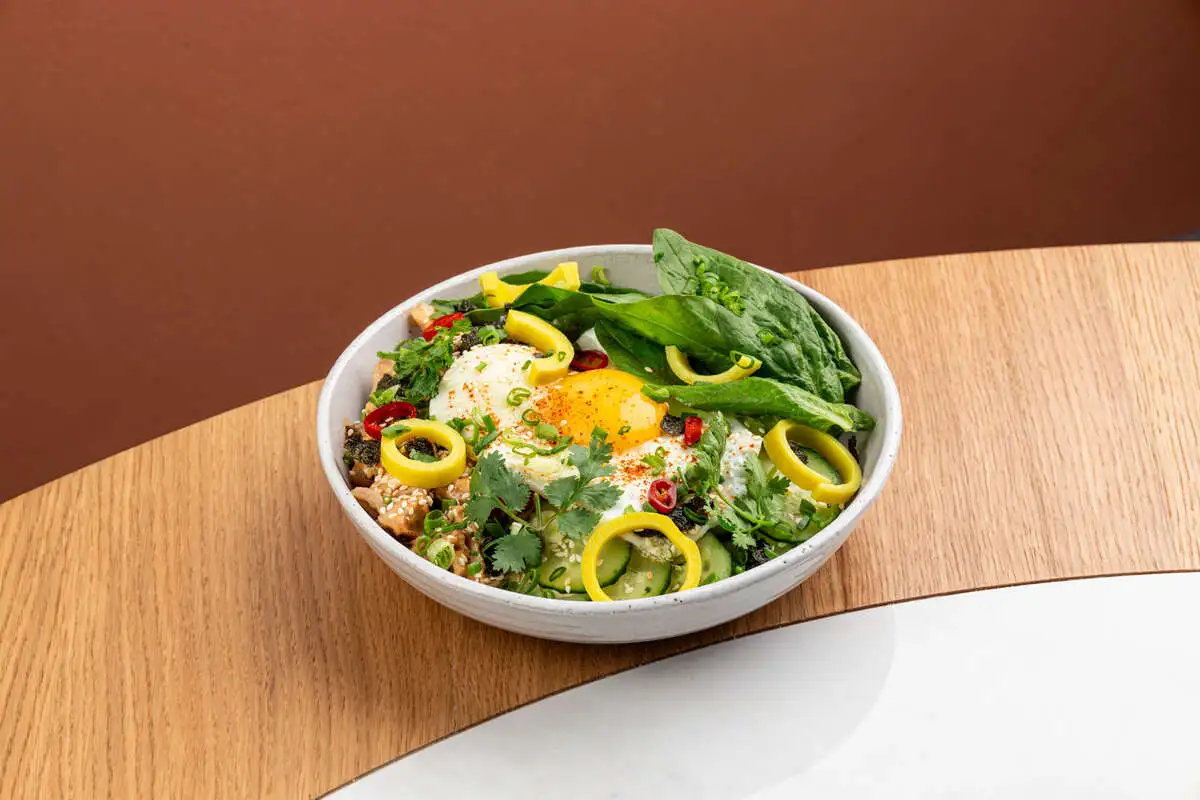 Super Bowl с цыпленком, яйцом и шпинатом