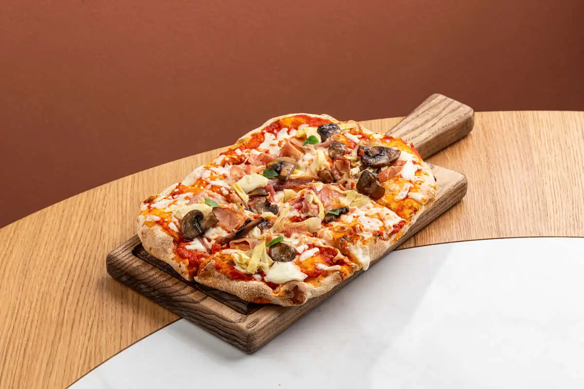 Пицца с пармской ветчиной, артишоками и грибами