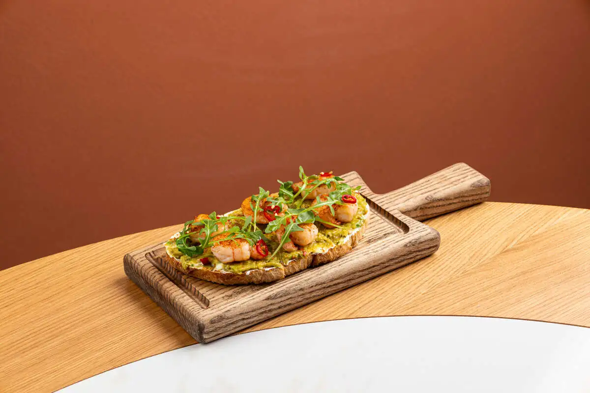 Брускетта креветки, гуакамоле