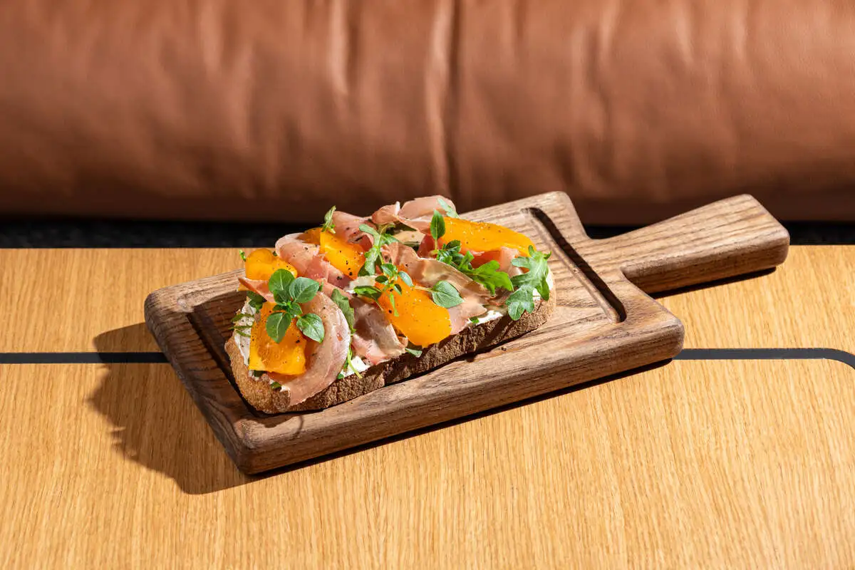 Брускетта со страчателлой и хурмой