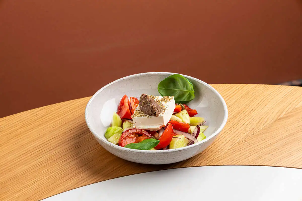 Греческий с фетой и таджасскими оливками