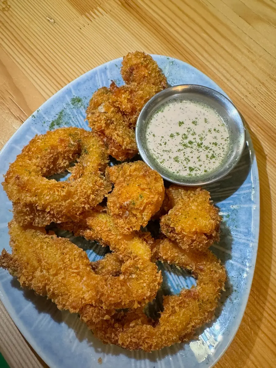 Кальмары и креветки фри с ореховым соусом