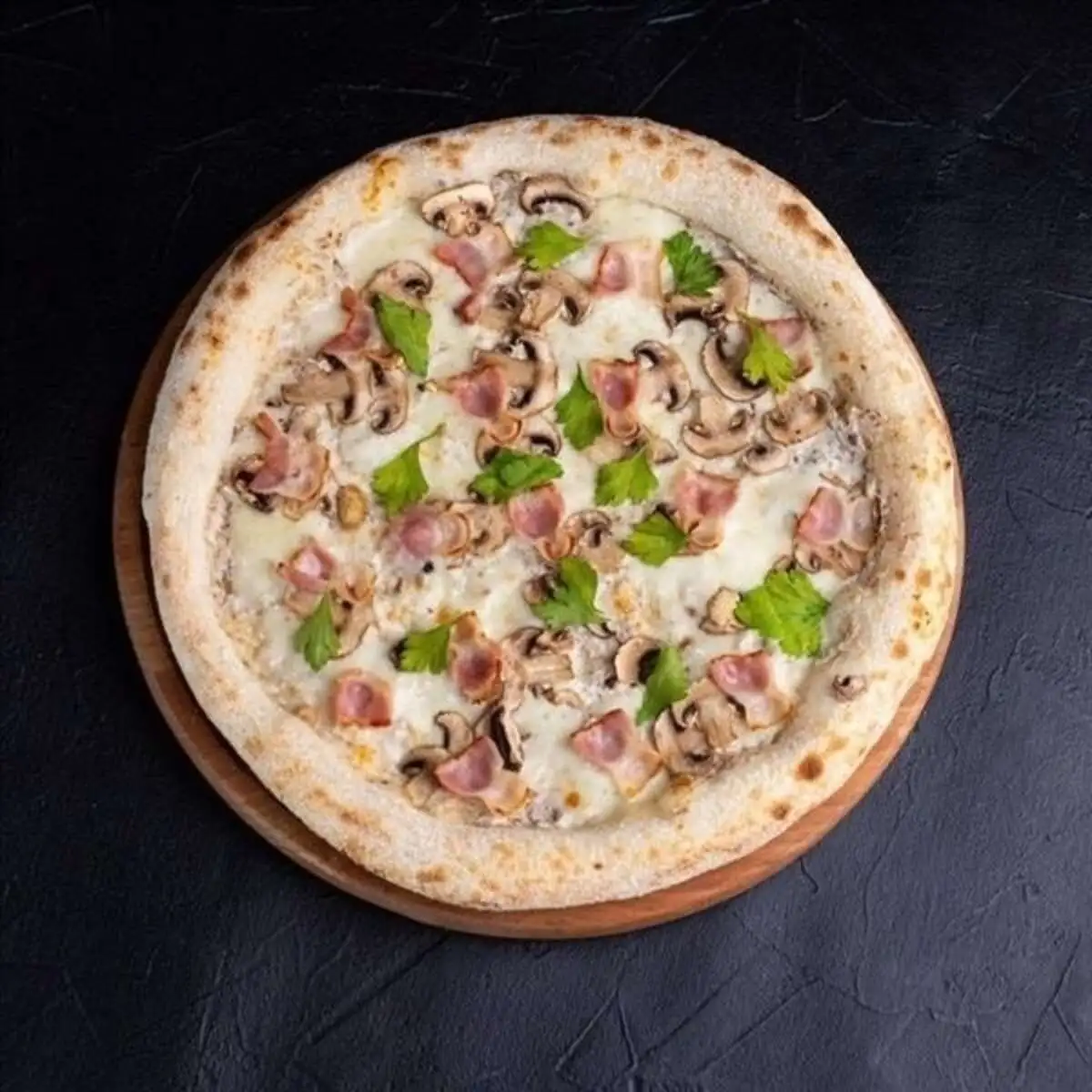 Пицца с беконом и грибами
