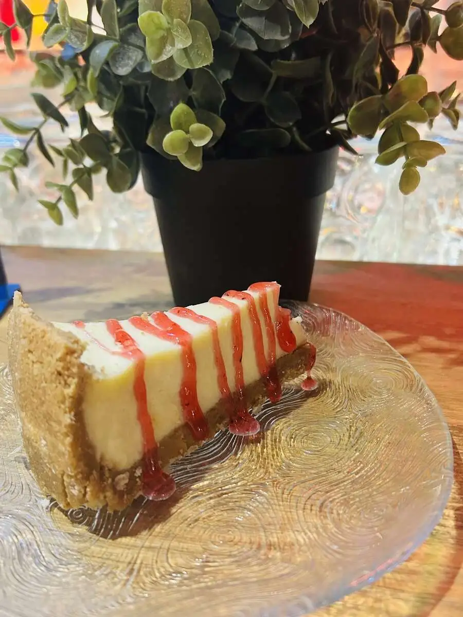 Чизкейк классический с ягодным соусом