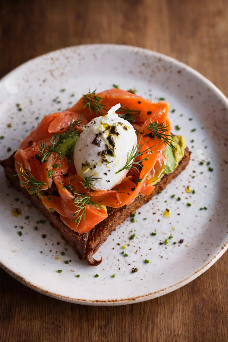 Тост с лососем и авокадо и пашот