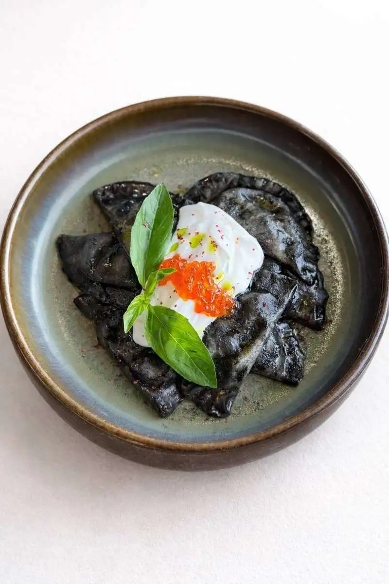 Black Вареники  с картофелем,сметаной и красной икрой